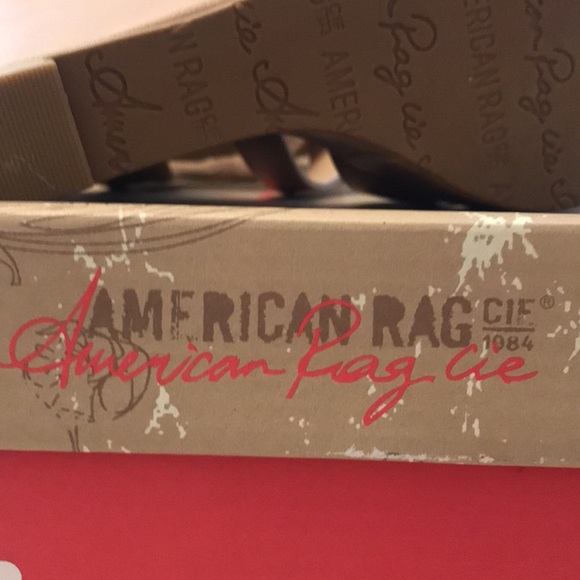 American Rag Tan Sandal Wedges size 5.5 with Strappy Design & Silver Hardware - Picture 11 of 12